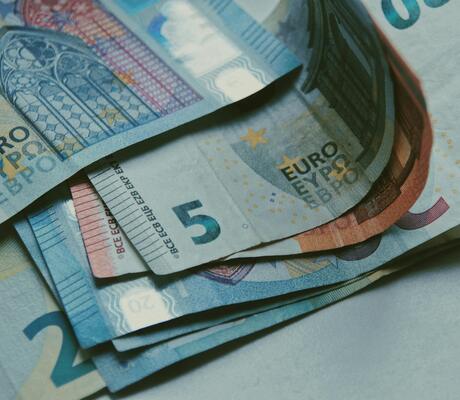 Photo de CARTIST .: https://www.pexels.com/fr-fr/photo/argent-cash-especes-euro-6317649/