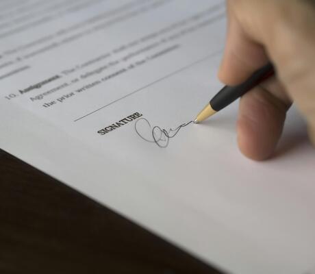Crédit Photo de Pixabay: https://www.pexels.com/fr-fr/photo/photographie-de-mise-au-point-selective-de-la-personne-qui-signe-sur-papier-261621/