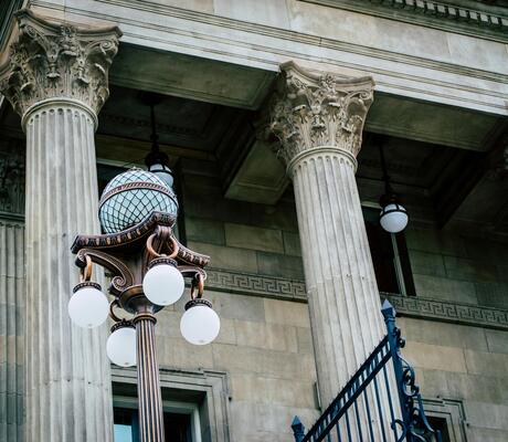 credit Photo de Brett Sayles: https://www.pexels.com/fr-fr/photo/batiment-en-beton-gris-1000740/