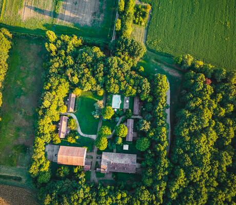credit Photo de urtimud.89: https://www.pexels.com/fr-fr/photo/vue-aerienne-d-un-domaine-rural-en-italie-35116774/