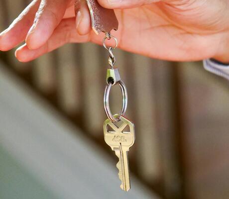 credit Photo de Kindel Media: https://www.pexels.com/fr-fr/photo/main-appartement-macro-propriete-7578984/