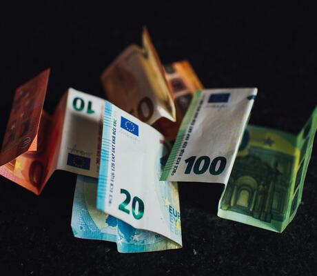 Photo de Markus Spiske: https://www.pexels.com/fr-fr/photo/billet-de-10-et-20-euros-3806749/