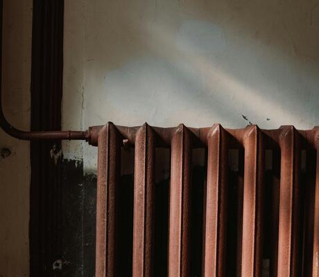 Photo de cottonbro studio: https://www.pexels.com/fr-fr/photo/radiateur-a-vapeur-rouille-sur-le-mur-4752984/