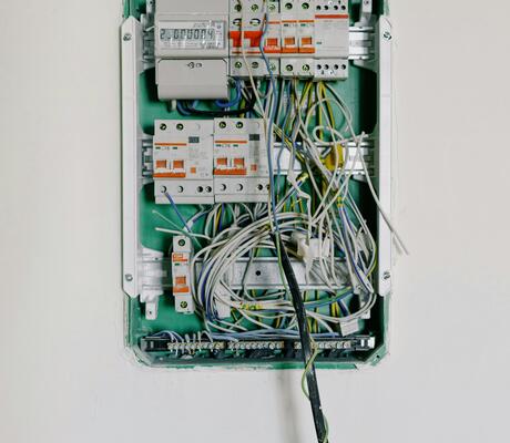 credit Photo de Ksenia Chernaya: https://www.pexels.com/fr-fr/photo/un-coffret-electrique-ouvert-5767595/