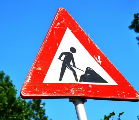 credit Photo de Mabel Amber: https://www.pexels.com/fr-fr/photo/photographie-en-gros-plan-de-la-signalisation-routiere-rouge-et-blanche-117602/