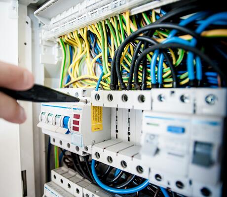 crédit Photo de Pixabay: https://www.pexels.com/fr-fr/photo/electricien-fixant-un-standard-ouvert-257736/