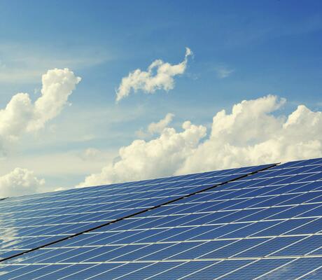 crédit Photo de Pixabay: https://www.pexels.com/fr-fr/photo/panneau-de-panneau-solaire-bleu-356036/