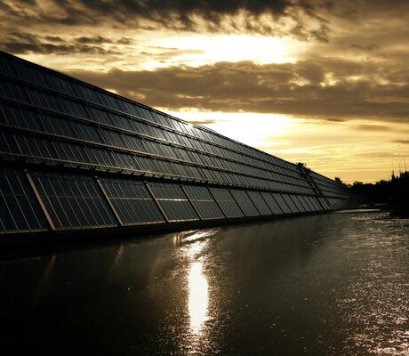 crédit Photo de Pixabay: https://www.pexels.com/fr-fr/photo/panneau-solaire-noir-pres-du-plan-d-eau-calme-371917/