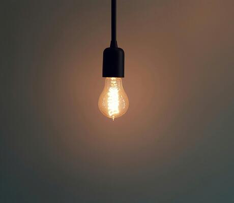 Crédit Photo de Burak The Weekender: https://www.pexels.com/fr-fr/photo/lampe-a-suspension-allumee-132340/